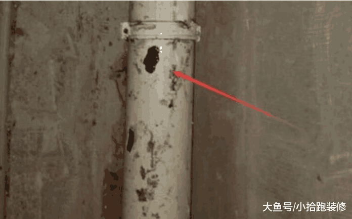 拆除结束, 发现下水管破了, 而师傅的处理方法, 让我很恼火