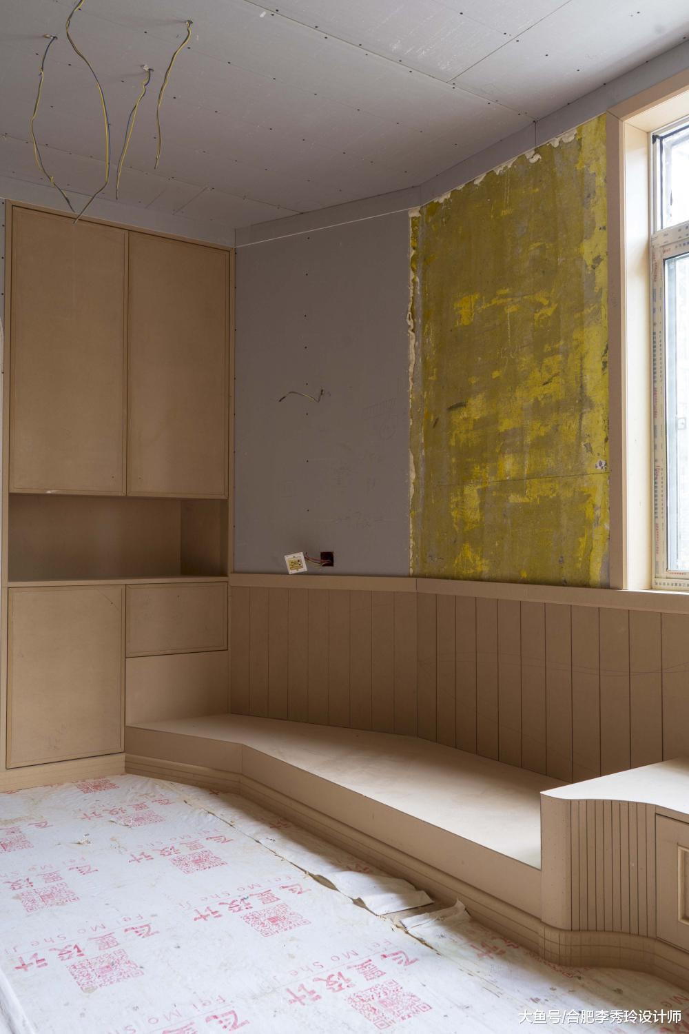 请木工在客厅打个卡座, 还没刷油漆就这么好看! 设计成了高低错层, 高级