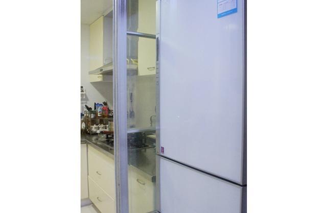 定制的厨房 房子已经住了三年多 厨房还跟新的一样