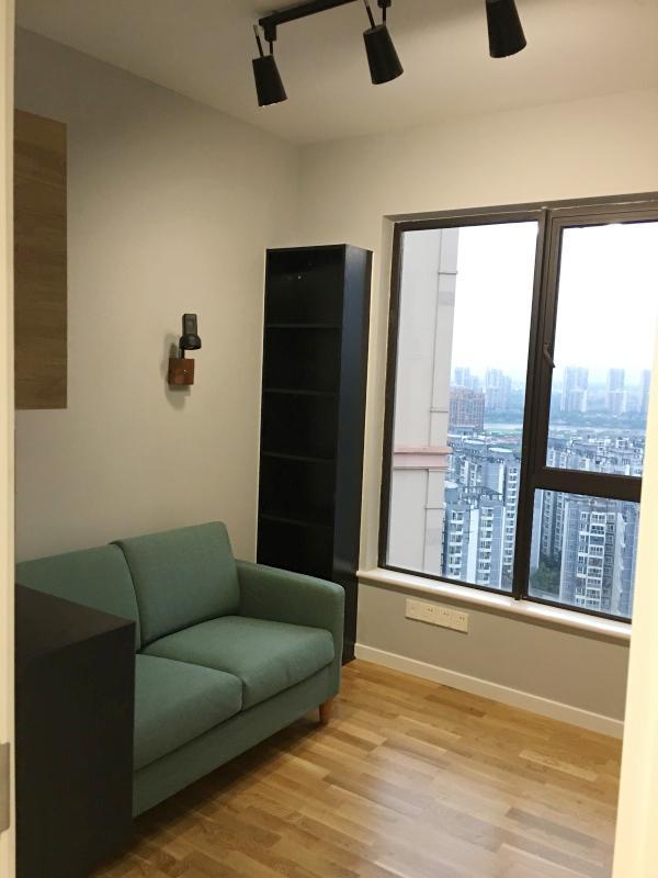 86平三房两厅装修花了20万, 客厅的墙面颜色选得太浅了, 很后悔