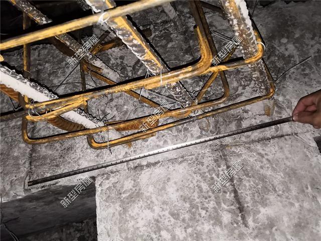 农村小伙盖房发现钢筋歪了10公分? 这施工队太马虎, 赶紧给钱走人