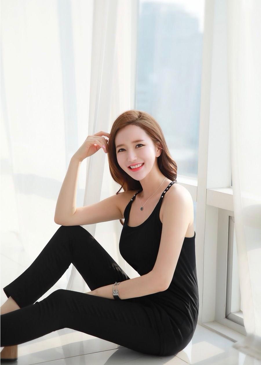 黑色吊带背心搭配紧身裤, 秀出小姐姐的完美气质