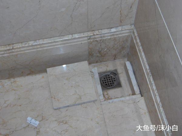 淋浴房别再做拉槽了, 看我家装两排地漏, 下水哗哗的还省钱! 实用