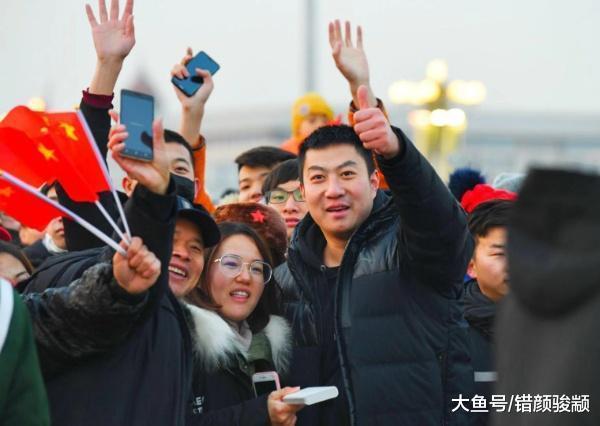 迎着新年第一缕阳光 见证2019年第一次升国旗仪式庄严时刻