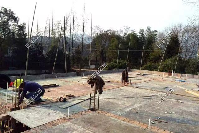 湖南农村40万自建房, 平层加阁楼美观又实用, 就是防盗窗太尴尬?