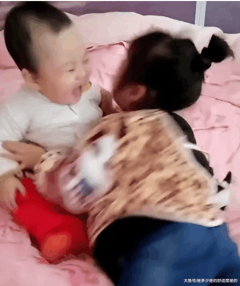 小家伙看姐姐哭的厉害, 想哄哄她, 最后跟着姐姐一块哭了