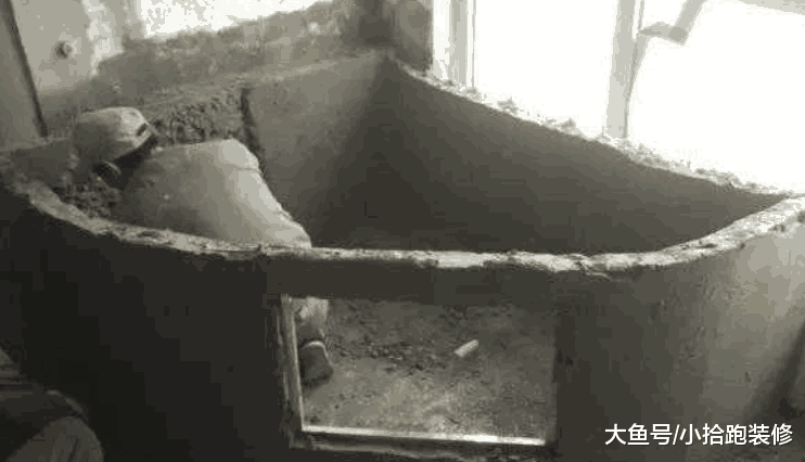 业主让师傅在阳台砌个水池, 效果出来后, 朋友说能当浴缸用