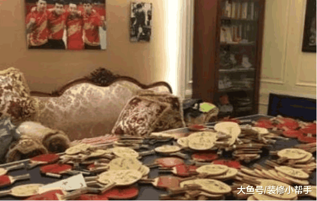 国民男神张继科的家, 房子还是在老式小区里面, 家具显得很陈旧