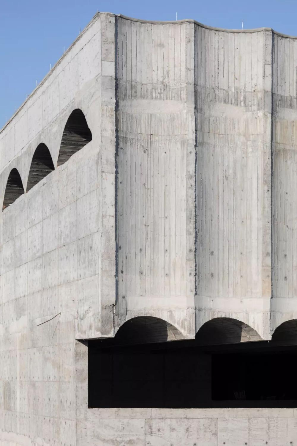 无数浅拱勾勒的台州当代美术馆, 是带着悬而未决之诗意的人间剧场