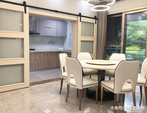 在郊区买了房子, 装修完迫不及待搬进来, 连角落都很大气