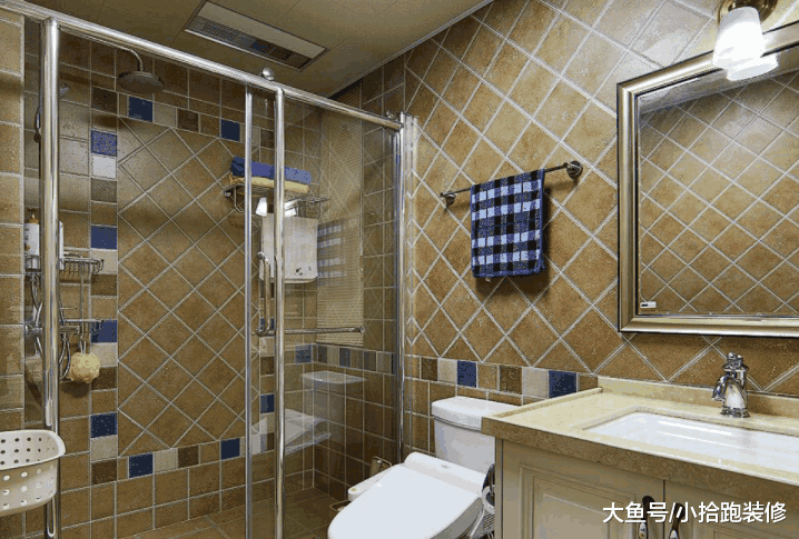 卫生间漏水, 没想到邻居为了不破坏地砖, 让师傅来我家处理