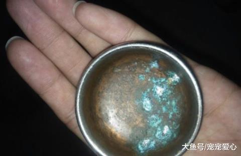 男子野外游玩, 无意间到到个绿色小碗, 捡起来看清不知所措