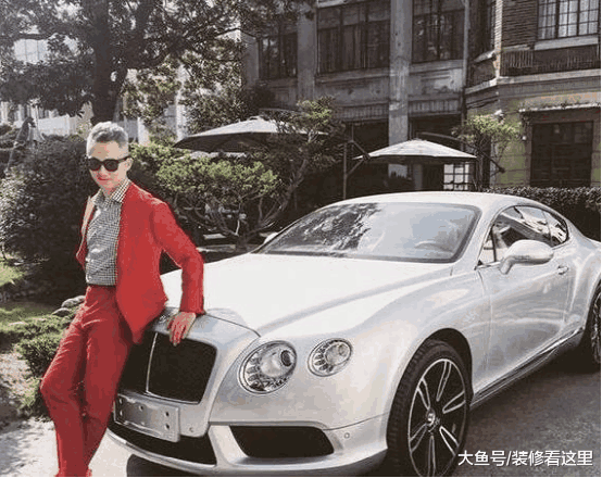 走进程雷的家, 室内装修跟普通人家一样, 但是出门开豪车