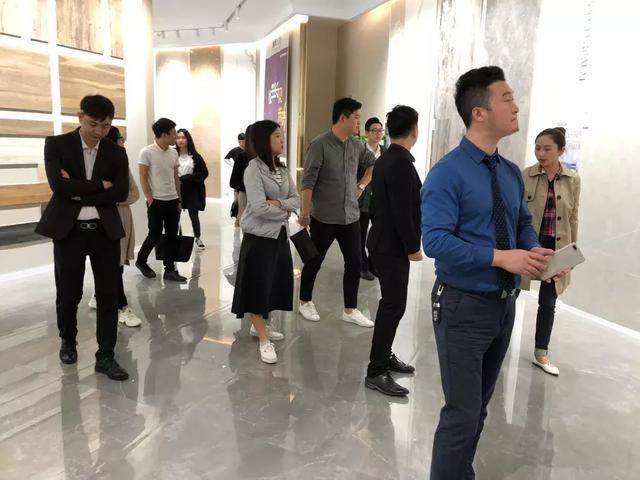 NEWS | 佛山南国鼎峰装饰公司设计师团队参观鹰牌2086新展厅
