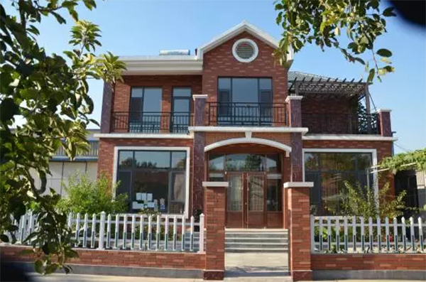 和闺蜜同时建别墅, 同样65W建两层, 她嘲笑我别墅外形土掉渣, 我嘲笑她家徒四壁