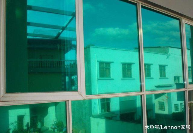 家里窗帘别挂窗帘, 直接贴此物好看又方便, 难怪有钱人都喜欢