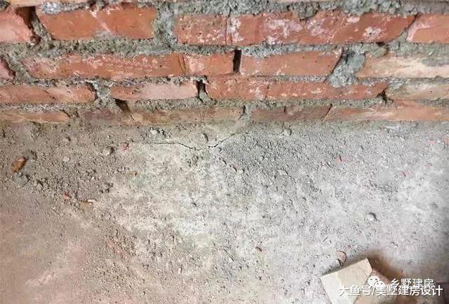 小伙农村建的别墅没完工楼板就开裂? 包工头竟还反过来指责小伙?