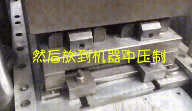 外网爆出国内宠物零食加工现场, 知道零食怎么做的你还敢买吗?