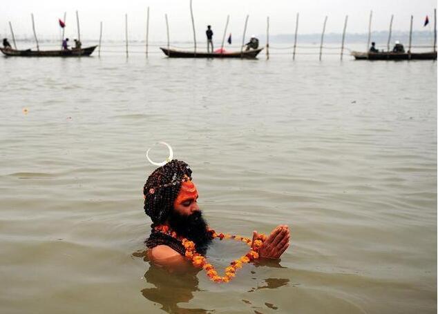 印度“站神”护卫一动不动站立30年, 谁令他动奖励千元, 网友: 刷新三观