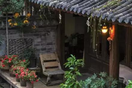 我想有个庭院, 作个闲人, 对一张琴, 一壶酒, 一溪云