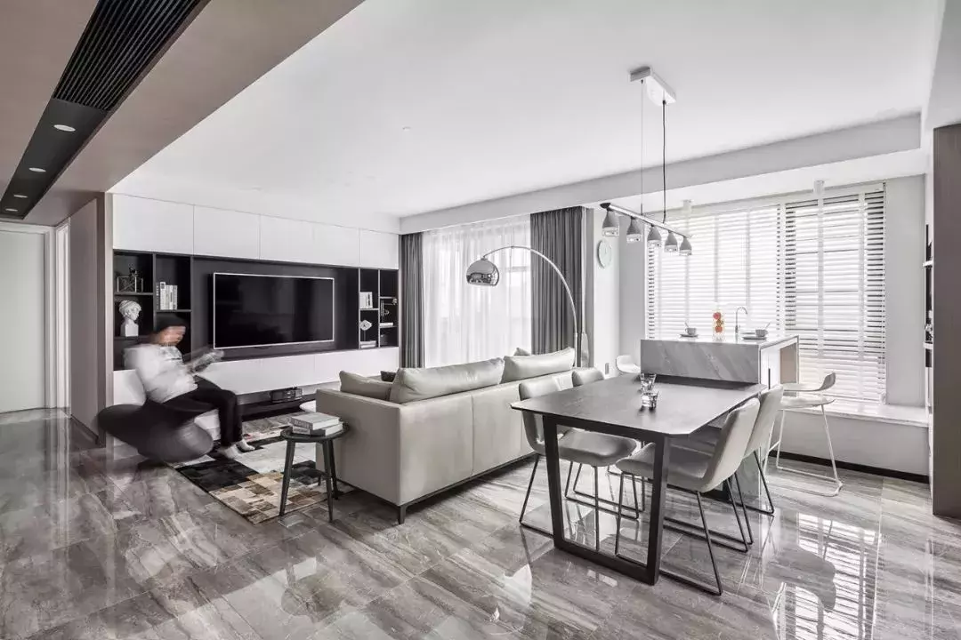 把客厅的电视背景墙用来做收纳, 该如何布置才更美观?