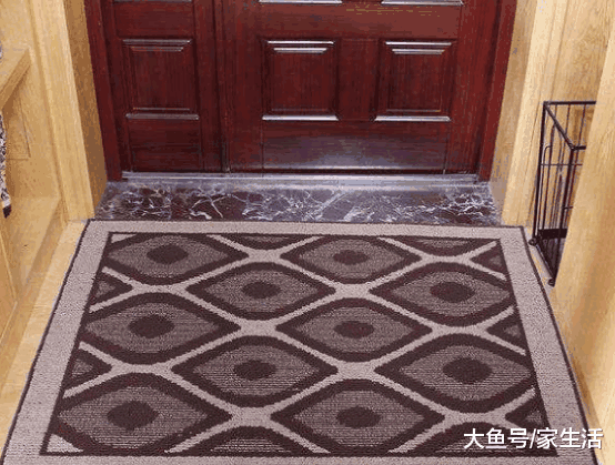 大门地垫放门内还是门外好? 听保洁阿姨说完, 懊悔没早知道