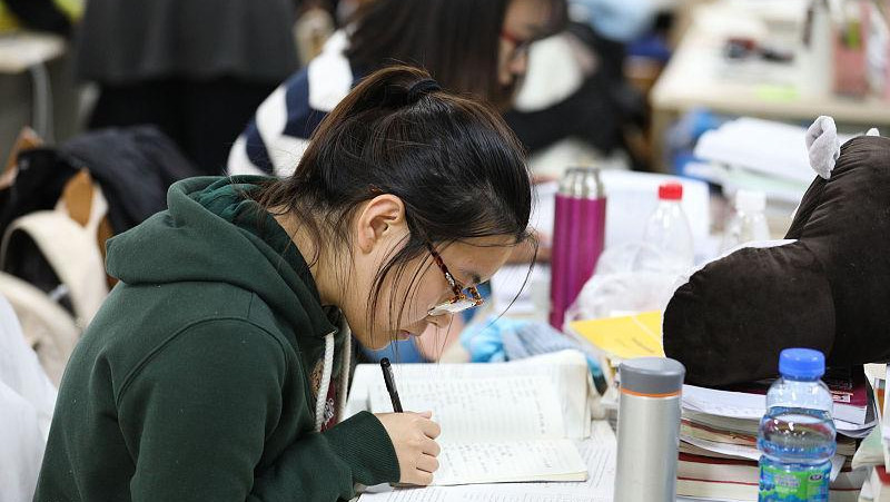 高校回应考生因航班延误错过复试_航班总延误_上海航班大面积延误 原因