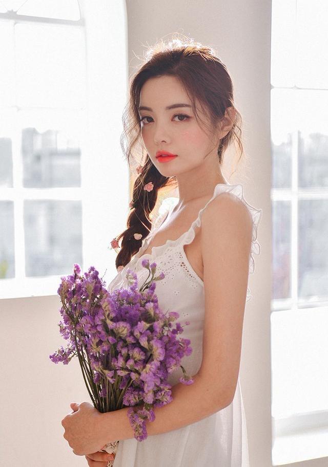鲜花配美人, 优雅的吊带薄纱秀知性美女曲线, 彰显个性青春