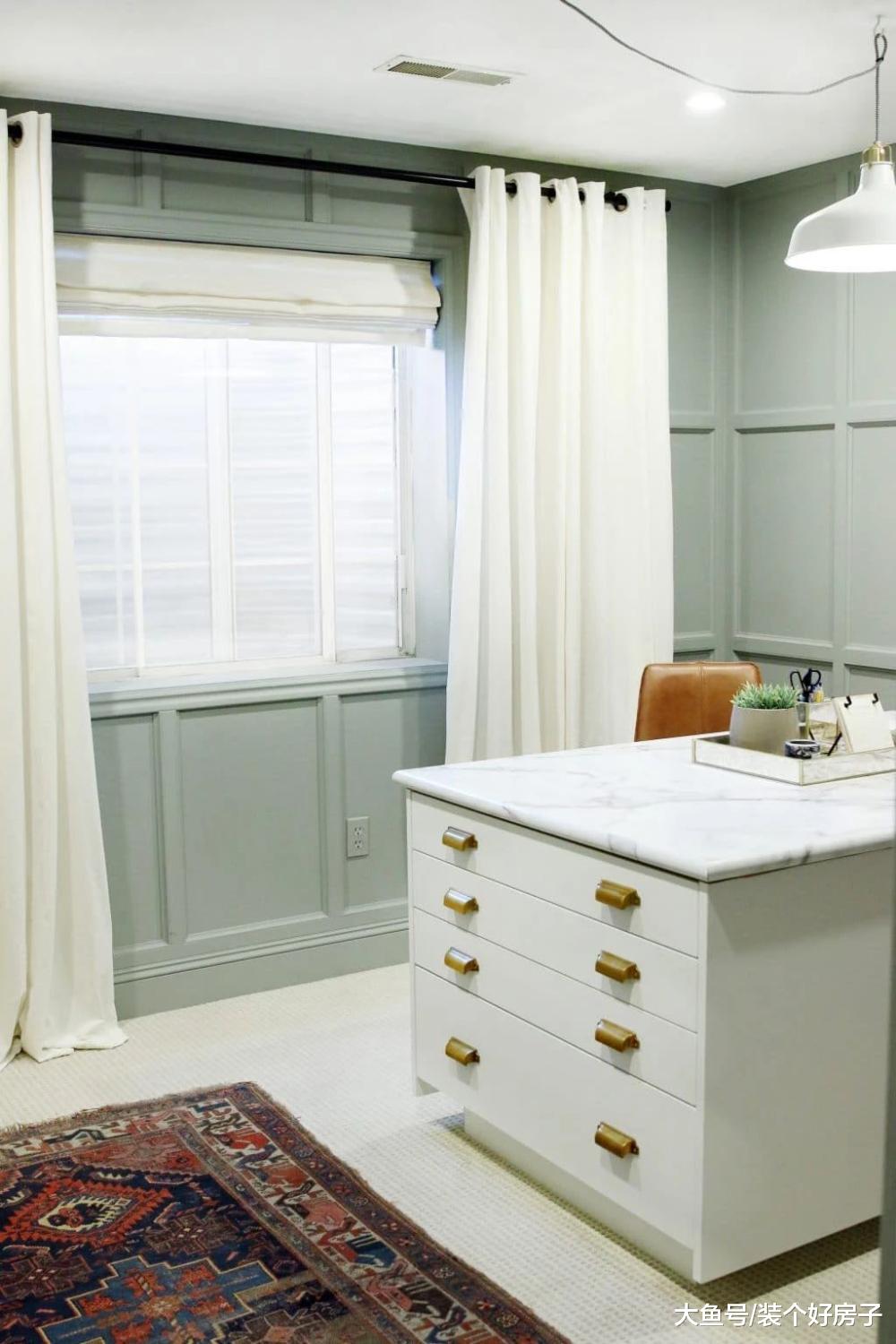 他为妻子和三个女儿, 打造了一个坐拥无敌湖景和十个房间的豪宅!