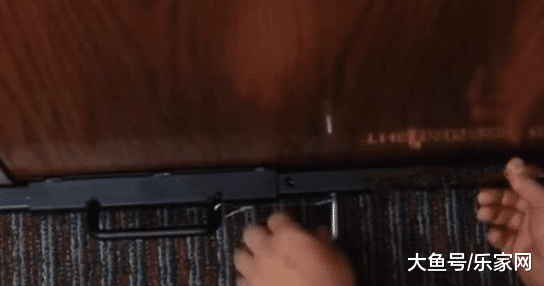 家庭防盗可在门后加个防盗装置, 轻轻一插就搞定, 连小偷都没辙