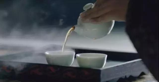 我想有个庭院, 作个闲人, 对一张琴, 一壶酒, 一溪云