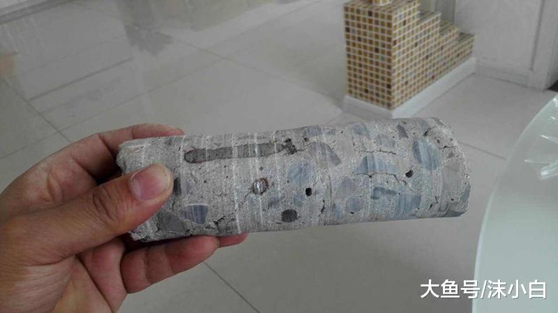 为了装空调, 邻居在阳台挑梁上钻孔! 我为了安全告知物业, 有错?