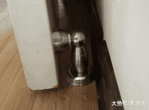 门吸万万不能安装成这样, 师傅一看就摇头, 没用多久就会坏