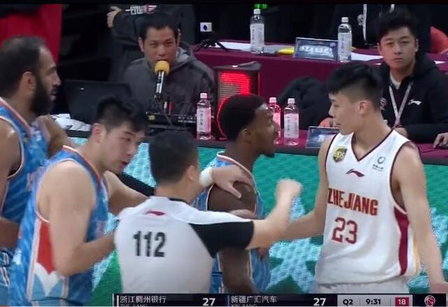 CBA赛场再次爆发冲突! 亚当斯垫脚浙江球员, 双方险些打起来!