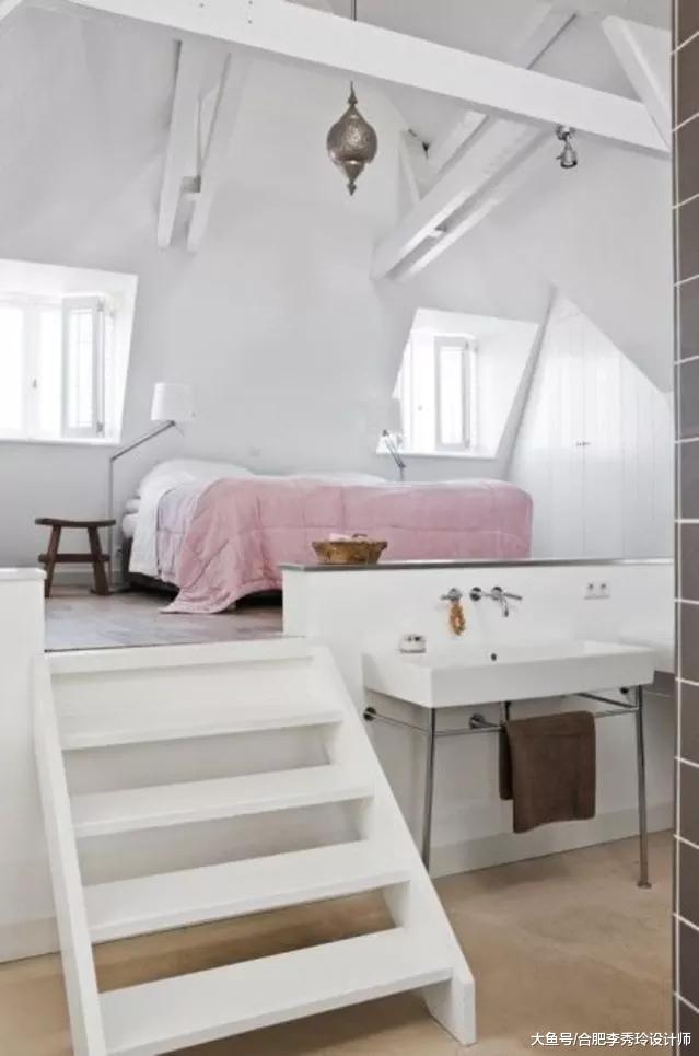 头次见上床下浴缸的设计, 时尚新颖, 好怕一不小心掉下去! 不敢睡