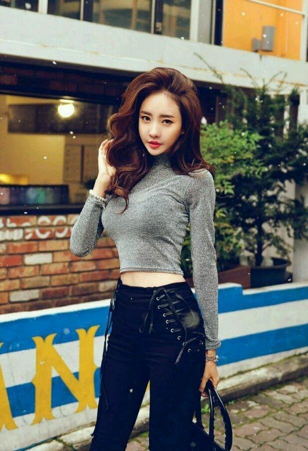 身材修长的美女, 紧身穿搭性感迷人, 曼妙身姿别有韵味!