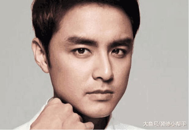 参观明道如今的家, 房子在老式小区里面, 装修显得很陈旧