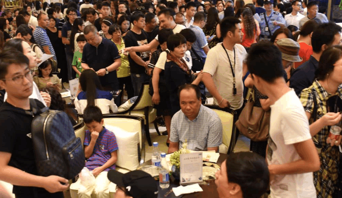 泡沫破灭后, 房价一路下跌近70%, 许多房子荒废变得一文不值