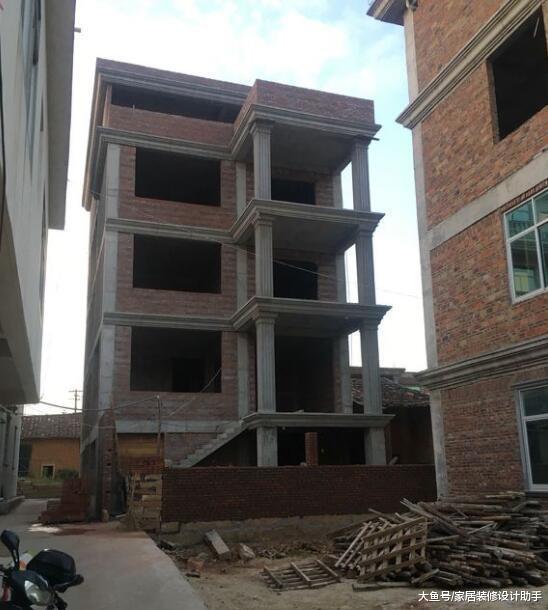 福建土豪狂砸60万自建四层加地下室, 完工后遭全村人嫌弃抬高地基