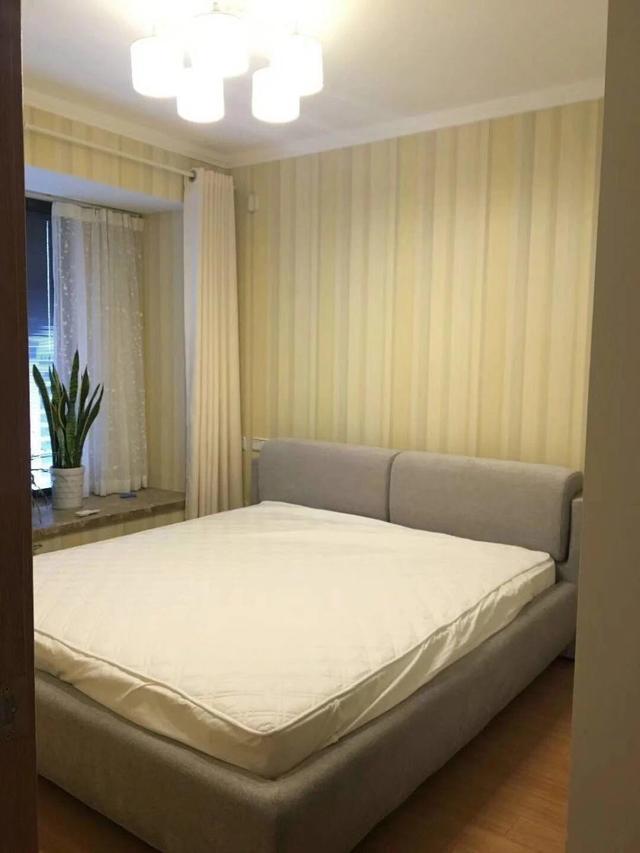 新房通风了一个月, 刚入住的85㎡新房, 客厅的原木地板很温馨