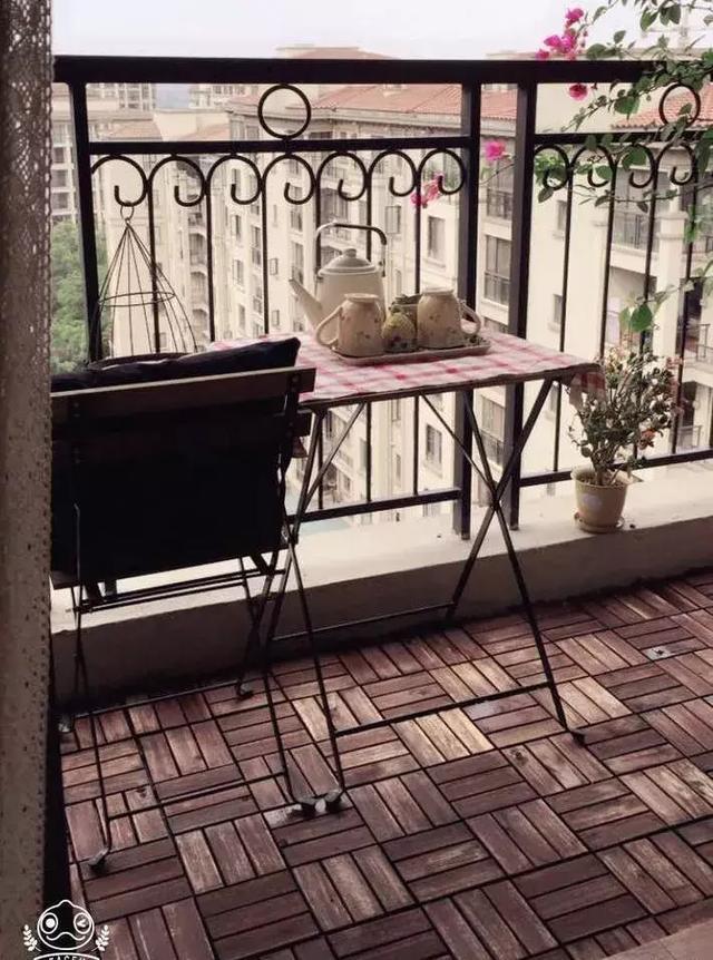 越来越多人阳台不铺瓷砖了, 现在流行这种, 好看又不过时!