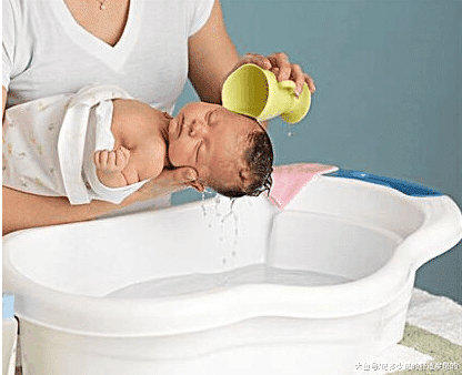 这样给宝宝洗头, 保证宝宝不哭不闹, 还能对宝宝减轻痛苦