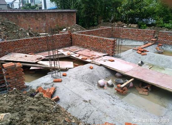 37万建别墅, 趁左右无邻居将地基抬高1米, 被邻居们狂怼做人不厚道