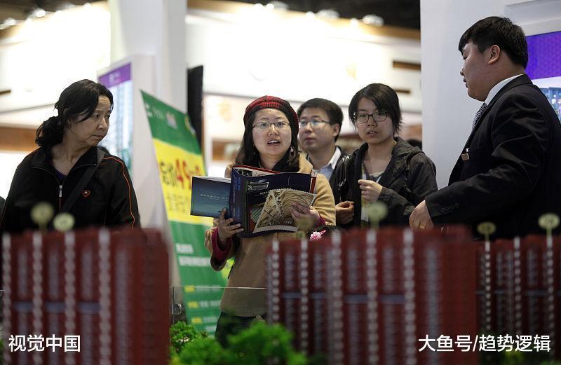 县城青年的非典型现状: 有车有房有工作, 全家负债还月供