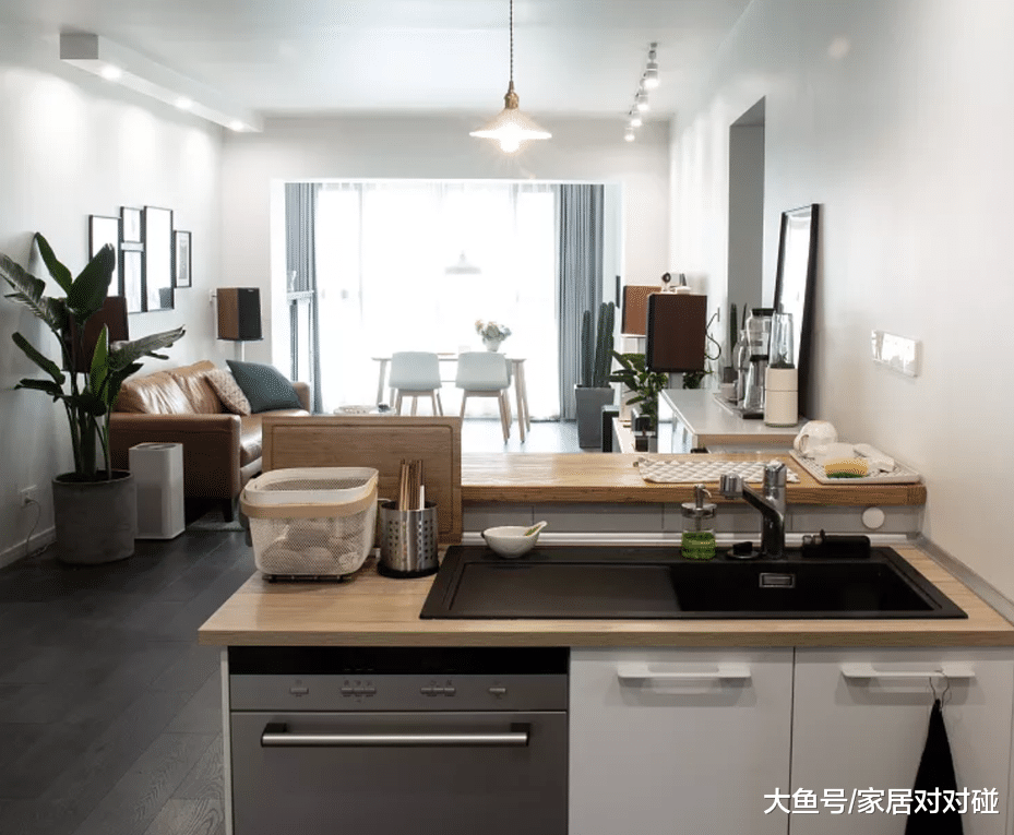 装修时, 老公坚持主卧不买床, 入住一年才知明智! 忍不住晒晒全屋