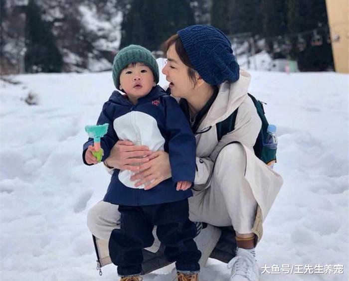 37岁Ella晒一家3口游玩照, 曾经的假小子已有皱纹, 亲宝宝显幸福