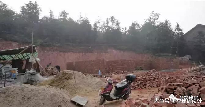 农村大叔建的养老房, 出趟远门回来就被拆了, 儿女却给高兴坏了?