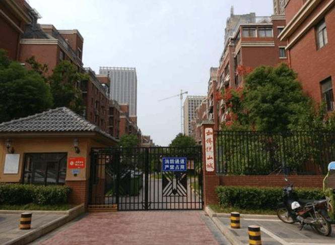 合肥又一小区违建被投诉, 业主为了加盖, 无视安全问题!