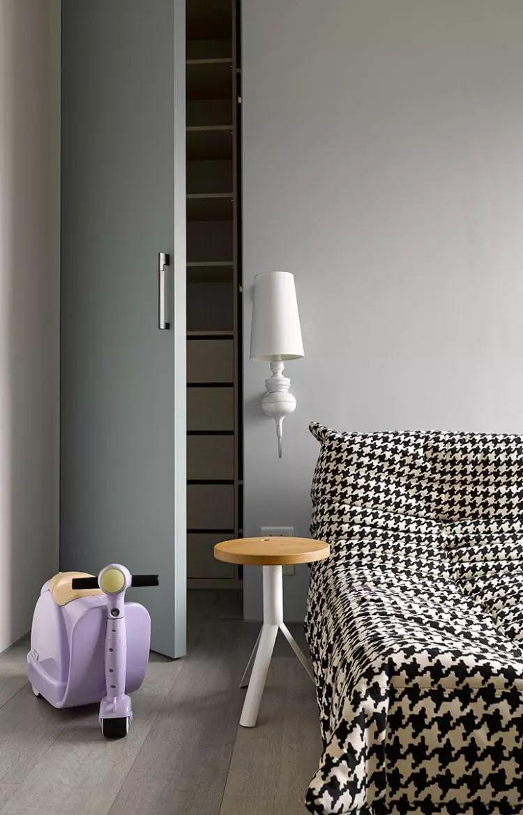 100㎡两居新房, 全黑电视墙, 却是客厅最大亮点!