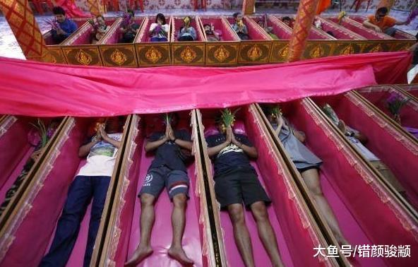 巴西放气球、泰国躺棺材, 全世界人们怎么庆新年?